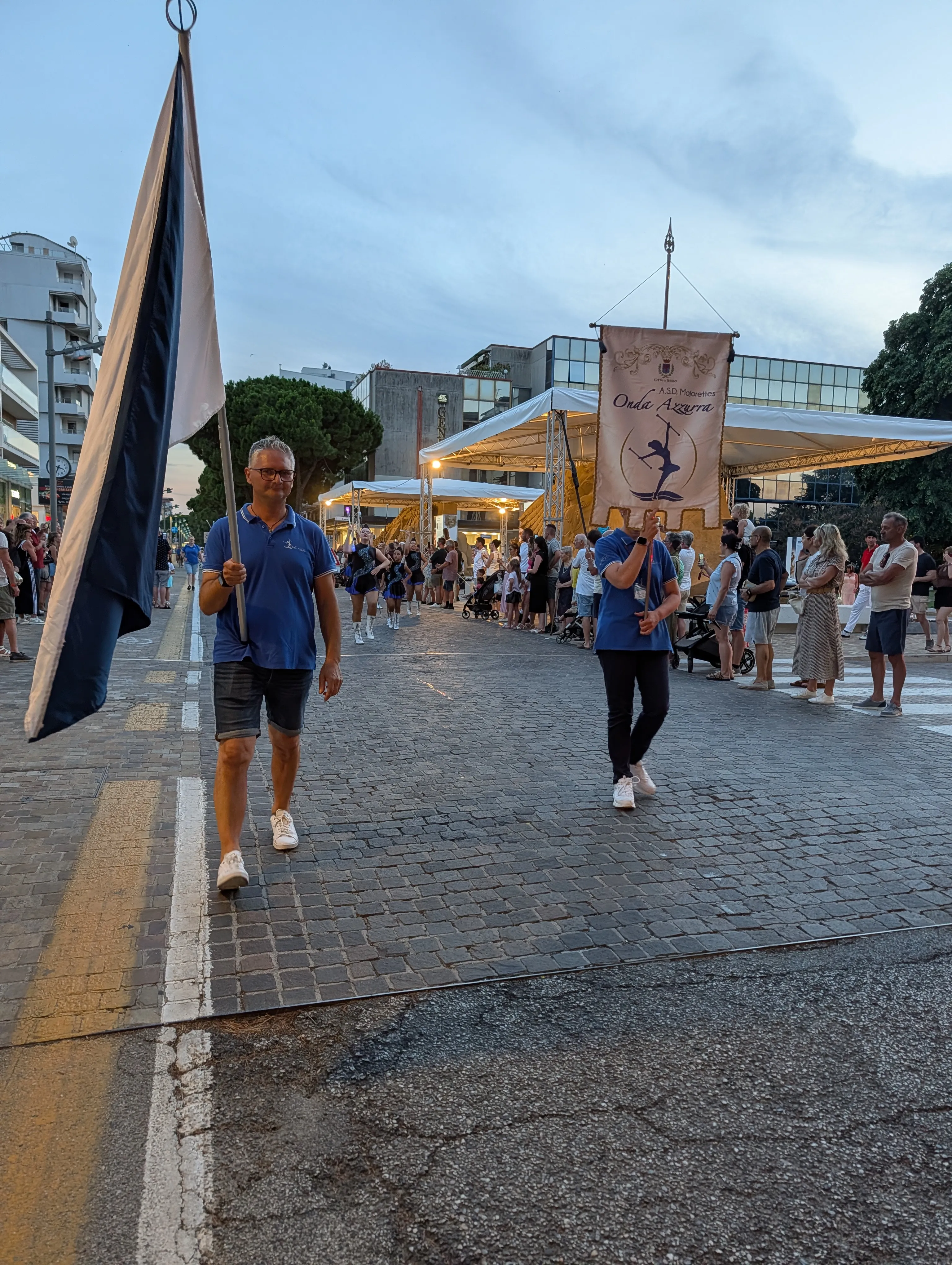 Sfilata estiva delle Majorettes Onda Azzurra accompagnate dalla Banda Cittadina di Eraclea al Lido di Jesolo