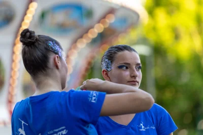 Atlete abbracciate prima della gara — Majorettes Onda Azzurra, Jesolo