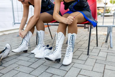Si allacciano gli stivaletti bianchi — Majorettes Onda Azzurra, Jesolo