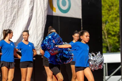 Atlete con pompon blu dietro il palco — Majorettes Onda Azzurra, Jesolo