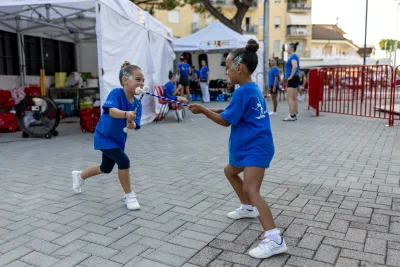 Baby majorettes giocano con i bastoni — Majorettes Onda Azzurra, Jesolo