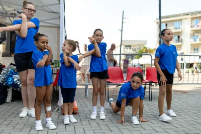 Baby majorettes in riscaldamento — Majorettes Onda Azzurra, Jesolo