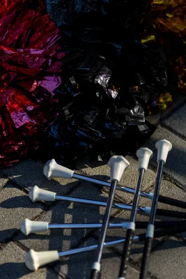 Bastoni e pompon colorati a terra — Majorettes Onda Azzurra, Jesolo