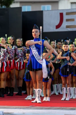 La capitana dell'Onda Azzurra con la fascia — Majorettes Onda Azzurra, Jesolo