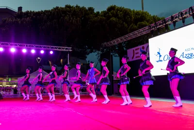 Coreografia con i bastoni sul palco — Majorettes Onda Azzurra, Jesolo