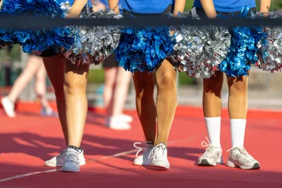 Dettaglio delle gonne con pompon blu — Majorettes Onda Azzurra, Jesolo