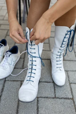 Dettaglio degli stivaletti bianchi — Majorettes Onda Azzurra, Jesolo