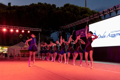 Esibizione con i bastoni sotto le luci rosa — Majorettes Onda Azzurra, Jesolo
