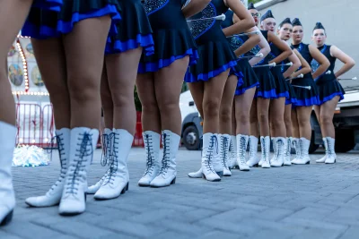 Fila di majorettes in gonna blu — Majorettes Onda Azzurra, Jesolo