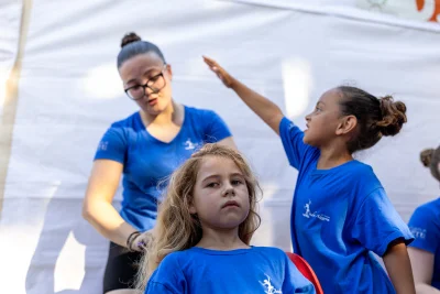 L'istruttrice prepara una baby majorette — Majorettes Onda Azzurra, Jesolo