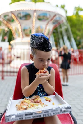 Pausa pizza prima dell'esibizione — Majorettes Onda Azzurra, Jesolo