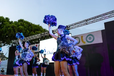 Pompon alzati durante l'esibizione — Majorettes Onda Azzurra, Jesolo