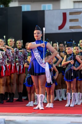 La portacolori dell'Onda Azzurra sul palco — Majorettes Onda Azzurra, Jesolo