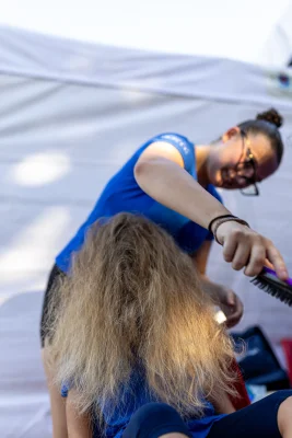 Preparazione delle acconciature — Majorettes Onda Azzurra, Jesolo