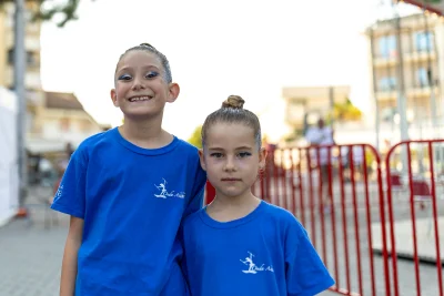 Due baby majorettes sorridenti — Majorettes Onda Azzurra, Jesolo
