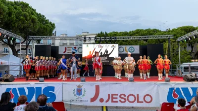 Tutte le squadre sul palco davanti al pubblico — Majorettes Onda Azzurra, Jesolo