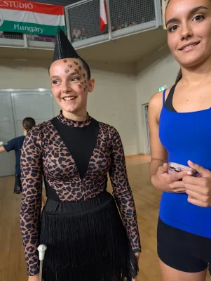 Aurora con la sorella prima di entrare in arena ai Campionati Europei — Majorettes Onda Azzurra, Jesolo