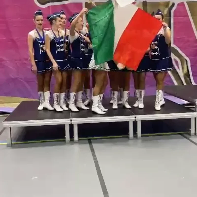 Abbraccio Senior sul Podio Mondiale — Majorettes Onda Azzurra, Jesolo