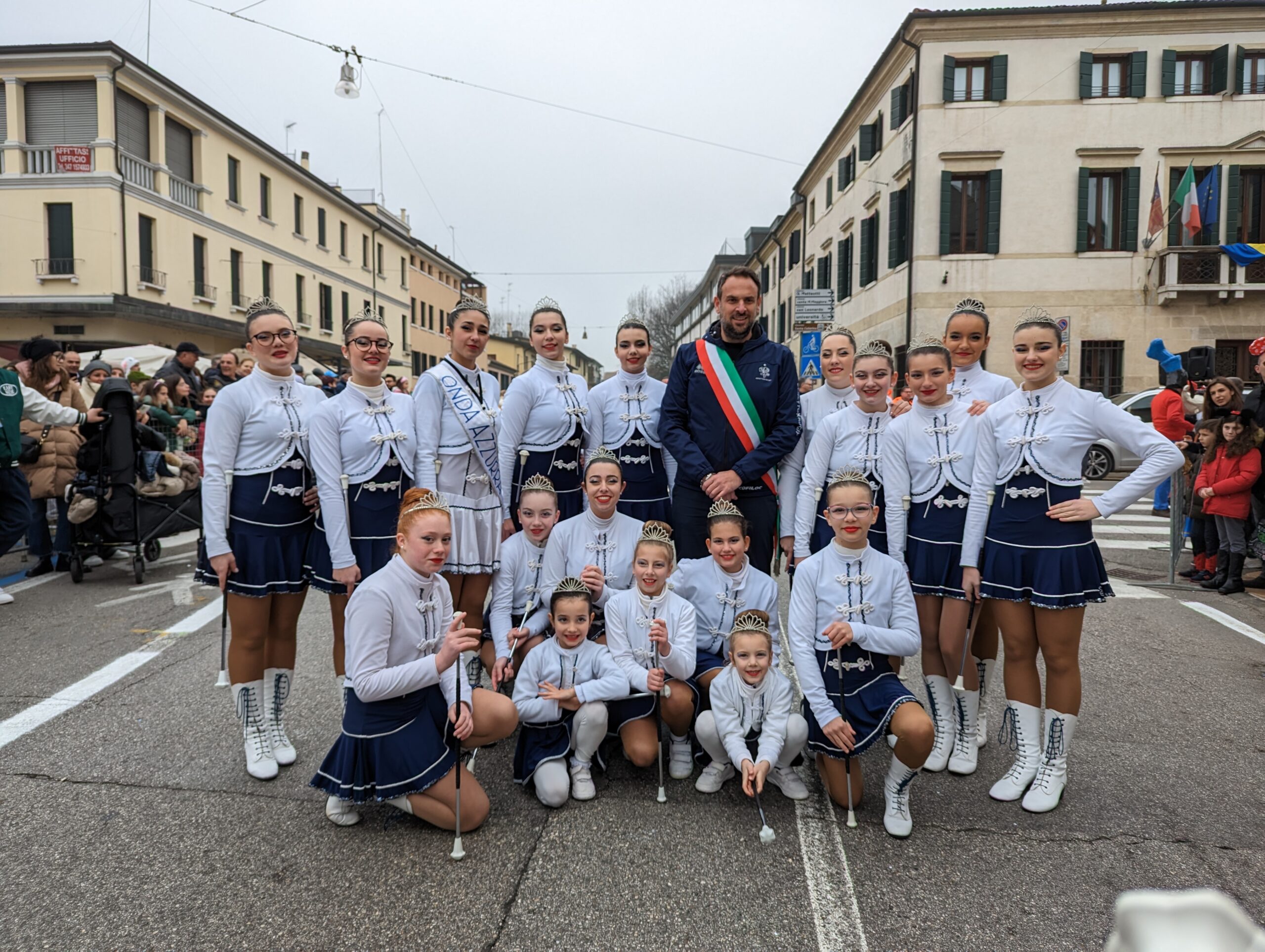  Majorettes Onda Azzurra con il Sindaco di Treviso al Carnevale di Treviso 2023